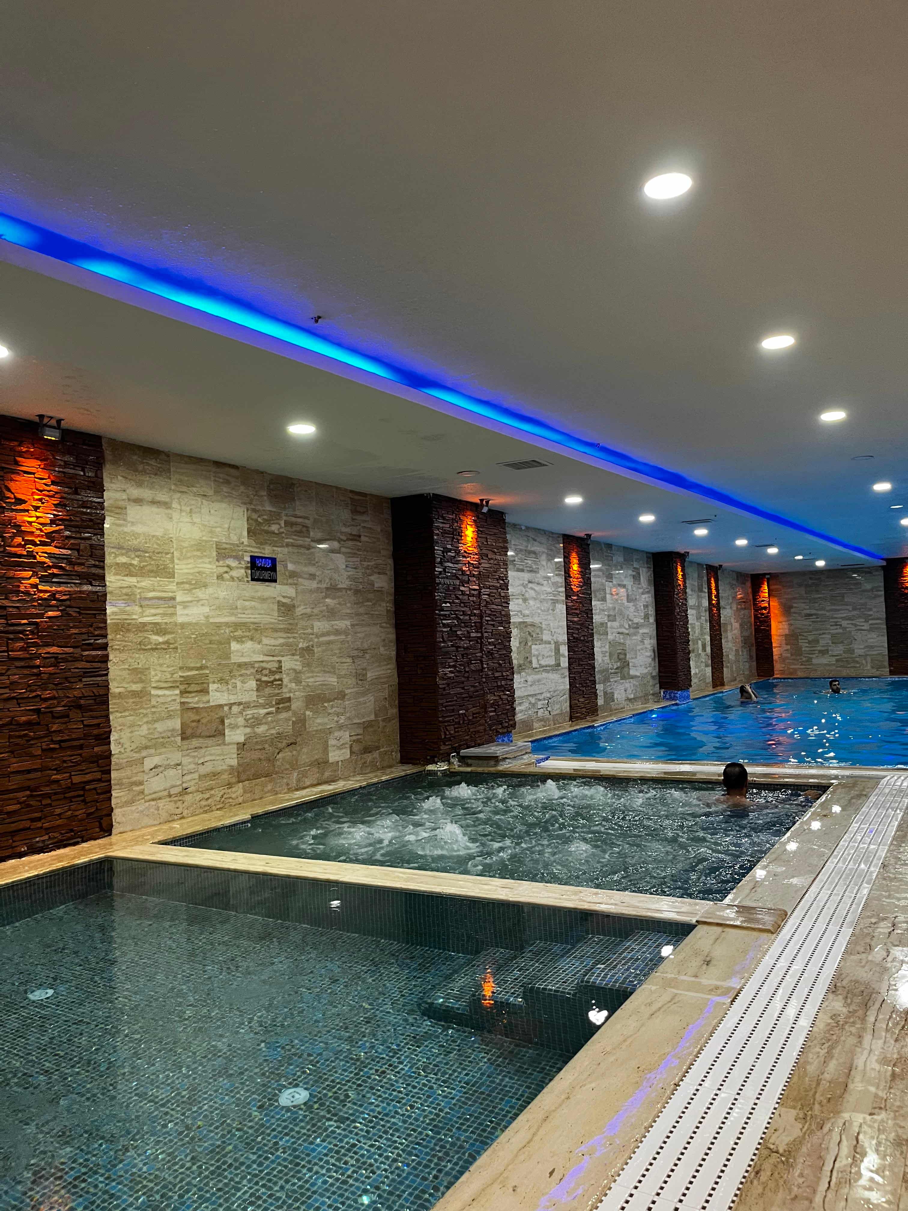 Sultangazi kapalı yüzme havuzu